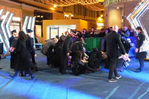 Extinction Rebellion invade il blue carpet di Sanremo per denunciare le politiche ecocide e il greenwashing degli sponsor