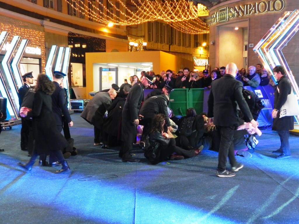 Extinction Rebellion invade il blue carpet di Sanremo per denunciare le politiche ecocide e il greenwashing degli sponsor