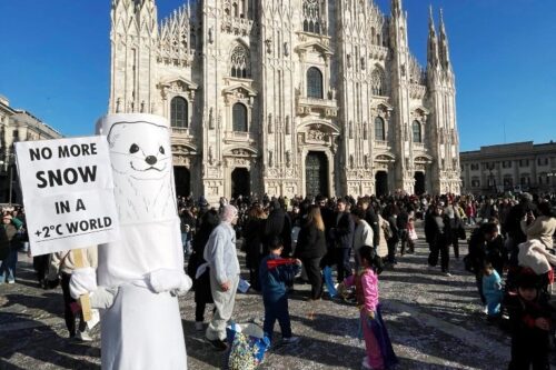 “Niente giochi su un pianeta morto”. Attivisti travestiti da ermellini invadono il centro di Milano