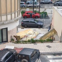Il forte vento scoperchia il tetto di una casa