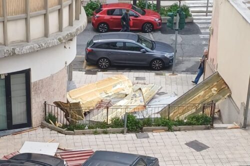 Il forte vento scoperchia il tetto di una casa