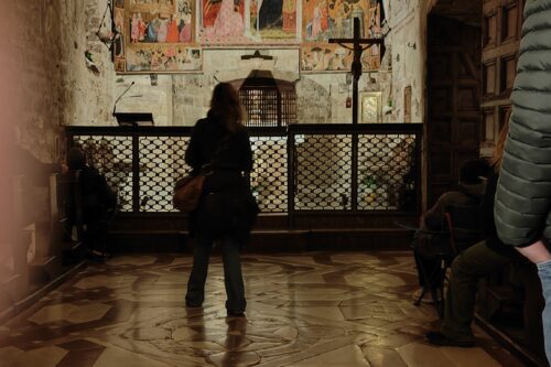 “É ostinazione assurda voler bene”