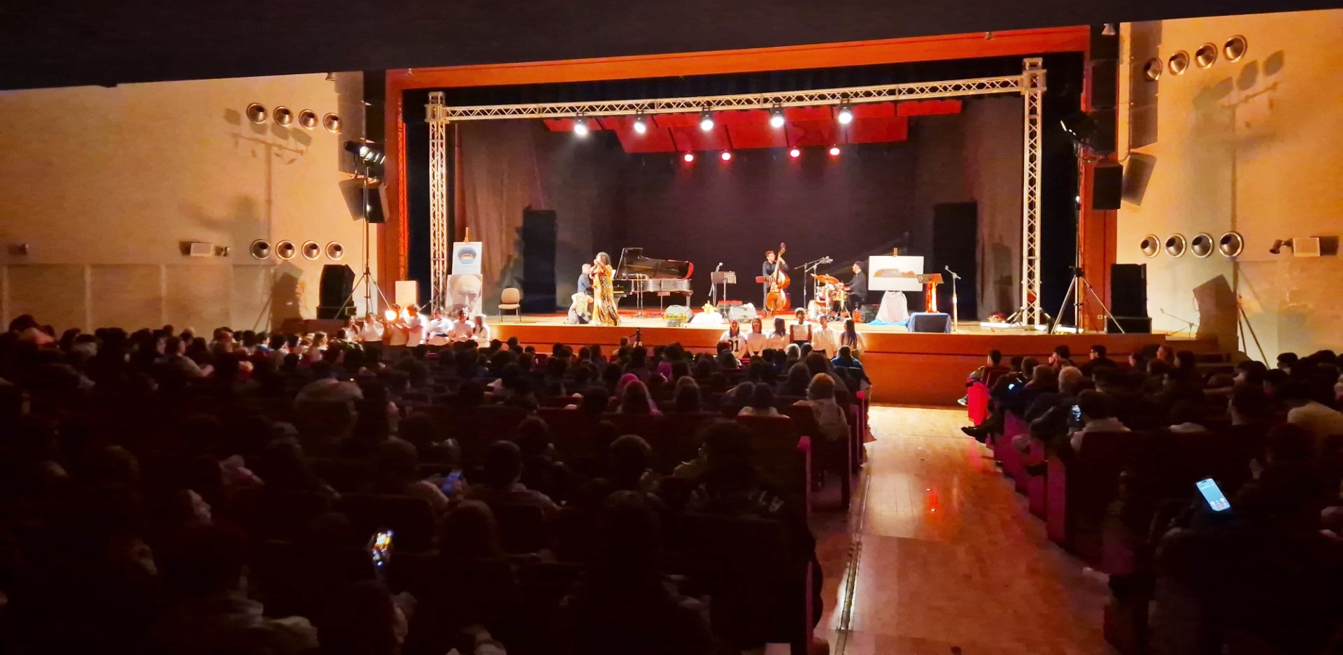 “Quasimodale”: poesia, jazz e danza incantano gli studenti al Palacultura