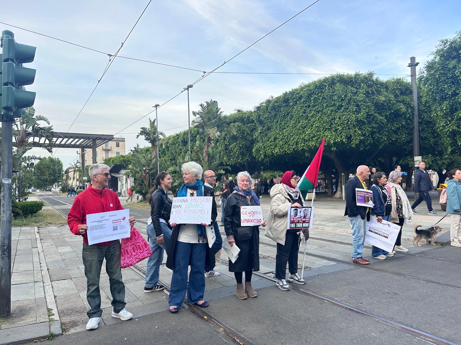 Sit- in permanente in piazza Cairoli proPalestina, contro la guerra