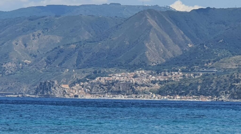 "Lo Stretto e Scilla da Capo Peloro" foto di Maria Ravesi per nuovosoldo.com